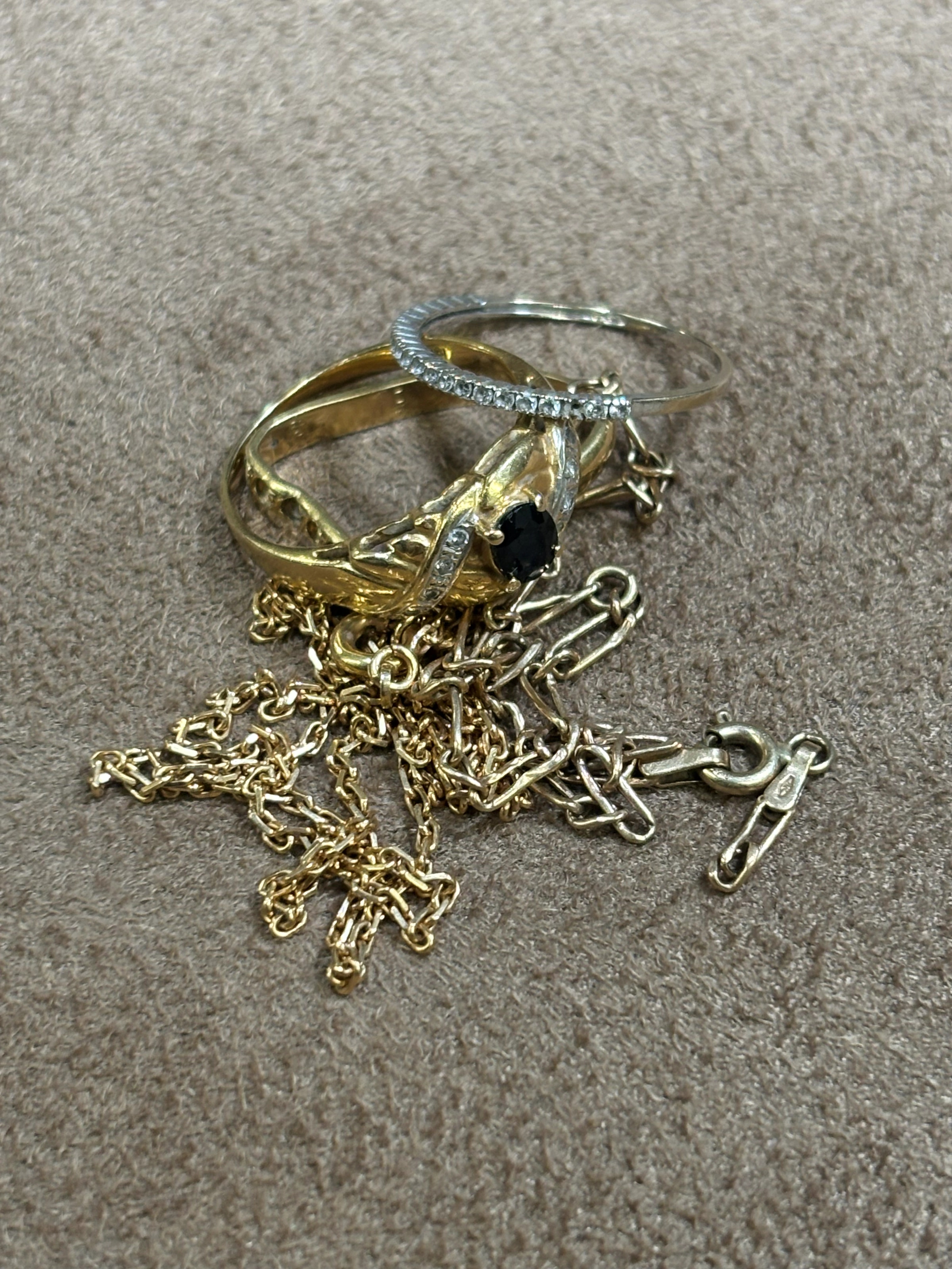 Bijoux anciens avant transformation : alliances, bague à pierre bleue et chaînes en or